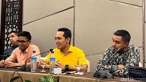 Sekretaris DPD I Partai Golkar NTB Firadz Pariska saat konferensi pers di Santika Hotel Mataram, Rabu (12/6/2024). (Lalu Helmy Akbar/detikBali)