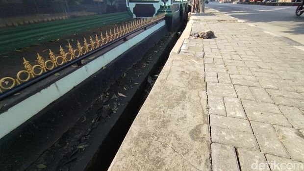 Seorang pria ditemukan tewas dengan kepala tersangkut pagar besi di Jalan Raya Bogor, Kramat Jati, Jaktim (MI Fawdi/detikcom)