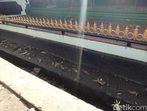 Detik-detik Pemotor Ditemukan Tewas Tertancap Pagar di Jaktim