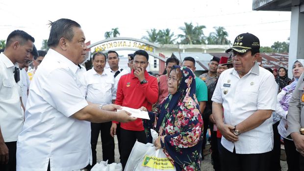 SF Hariyanto saat memberi bantuan (Dok Diskominfotik)