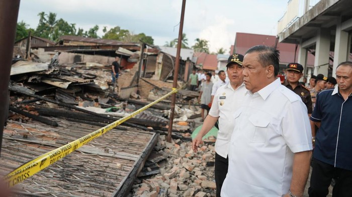 SF Hariyanto saat mengunjungi lokasi kebakaran (Dok Diskominfotik)