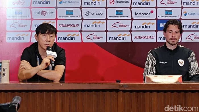 Shin Tae-yong dan Thom Haye dalam jumpa pers usai Indonesia mengalahkan Filipina dalam Kualifikasi Piala Dunia 2026 zona Asia di Stadion Utama Gelora Bung Karno, Jakarta, Selasa (11/6/2024).