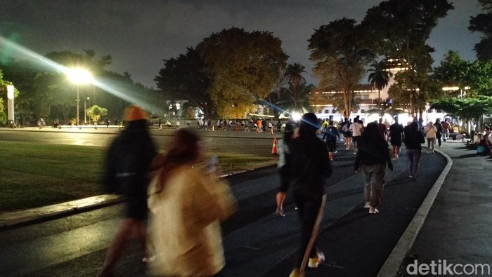 Suasana Lapangan Gasibu yang dipadati warga untuk lari malam hari