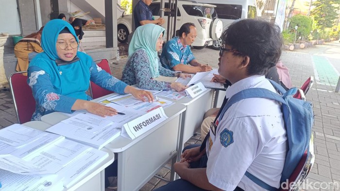 Suasana PPDB di SMAN 3 Semarang, Rabu (12/6/2024).