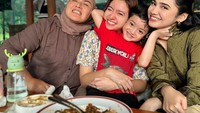 Ada juga keseruan Syifa Hadju saat makan bersama keluarga Rizky Nazar di restoran. Terlihat, Syifa tanpa akrab dengan mama, kakak, dan keponakan Rizky Nazar. Foto: Instagram @syifahadju