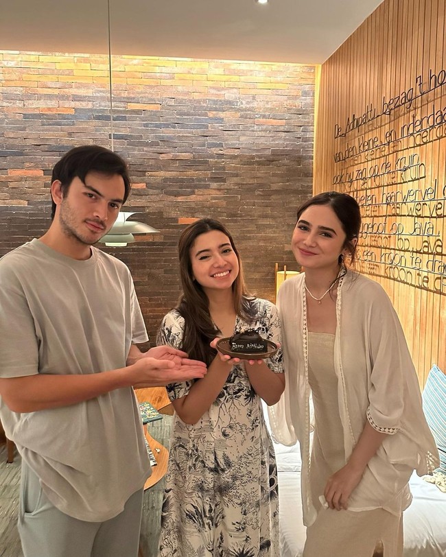 Dalam unggahannya Syifa mengungkapkan jika saat ini ia ingin memulihkan dirinya sendiri terlebih dahulu dan belum ingin membuka hati untuk pria lain. Mengenai hubungannya dengan keluarga Rizky yang terbilang sudah cukup dekat, Syifa juga mengatakan jika hubungannya dengan keluarga Rizky tersebut masih baik-baik saja. Syifa bahkan sudah menganggap kakak Rizky sebagai kakaknya sendiri. Foto: Instagram @syifahadju