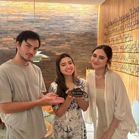 Dalam unggahannya Syifa mengungkapkan jika saat ini ia ingin memulihkan dirinya sendiri terlebih dahulu dan belum ingin membuka hati untuk pria lain. Mengenai hubungannya dengan keluarga Rizky yang terbilang sudah cukup dekat, Syifa juga mengatakan jika hubungannya dengan keluarga Rizky tersebut masih baik-baik saja. Syifa bahkan sudah menganggap kakak Rizky sebagai kakaknya sendiri. Foto: Instagram @syifahadju