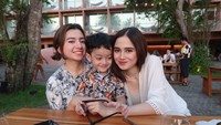 Saking akrabnya, pemain series Surat untuk Gery pun sering nongkrong bareng kakak Rizky Nazar bernama Rizkina, seperti pada momen ini. Foto: Instagram @syifahadju