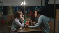 Terakhir ada momennya saat menjalani syuting series Surat untuk Gerry. Dalam adegannya ia makan bareng dengan lawan main, Angga Yunanda. Foto: Instagram @syifahadju