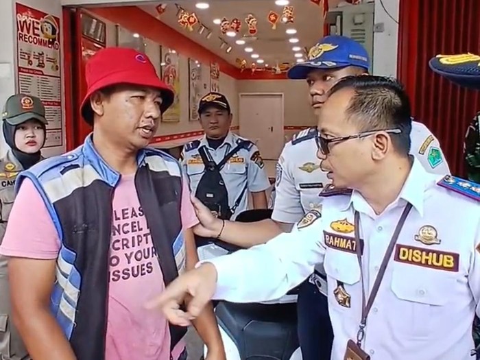 Tangkapan layar video ketika sang jukir didatangi petugas Dishub Kota Malang.