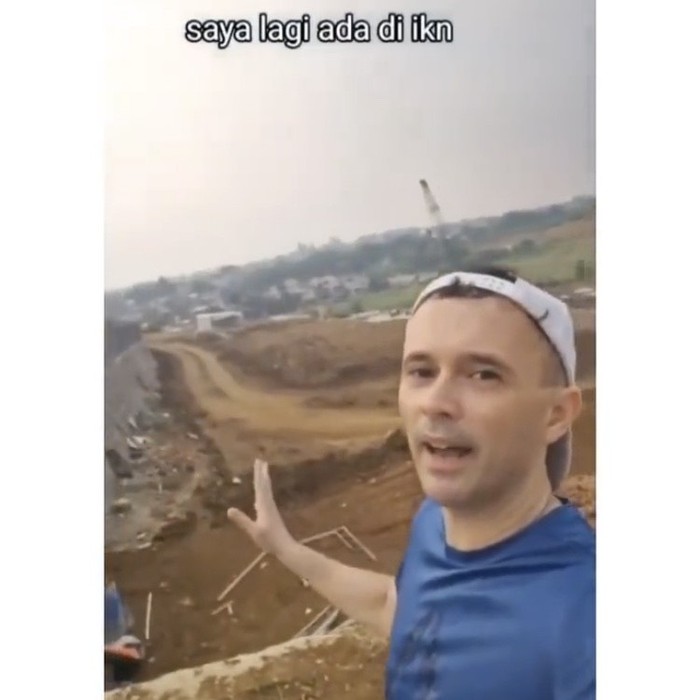 Tangkapan layar video pria bule sindir IKN.
