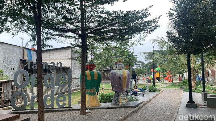 Tempat Pembuangan Sampah di Semper Barat Disulap Jadi Taman Ondel-ondel Salah satu titip yang dikenal sebagai tempat pembuangan sampah di Semper Barat, Jakarta Utara, kini telah disulap menjadi taman ondel-ondel. Ini penampakannya.