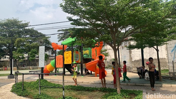Salah satu titip yang dikenal sebagai tempat pembuangan sampah di Semper Barat, Jakarta Utara, kini telah disulap menjadi taman ondel-ondel. Ini penampakannya.