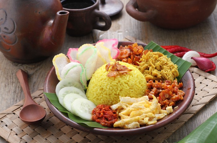 Terlihat Sama! 5 Racikan Nasi Kuning Berbagai Daerah dengan Lauk Khas