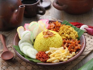 Terlihat Sama! 5 Racikan Nasi Kuning Berbagai Daerah dengan Lauk Khas