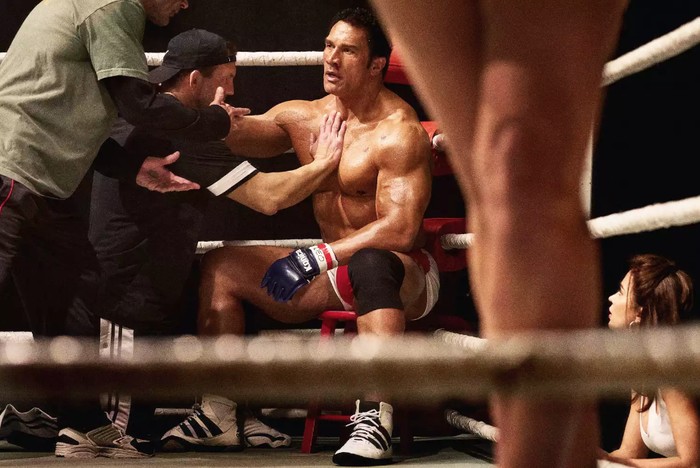 Cuplikan adegan Dwayne Johnson di The Smashing Machine.