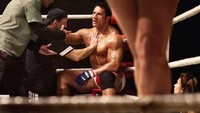 Terlepas dari penampilan, The Rock bikin penonton bereaksi heboh terkait film terbarunya, The Smashing Machine. Mereka tepuk tangan selama 15 menit setelah melihat karya anyar Dwayne Johnson. (Foto: Dok. A24)