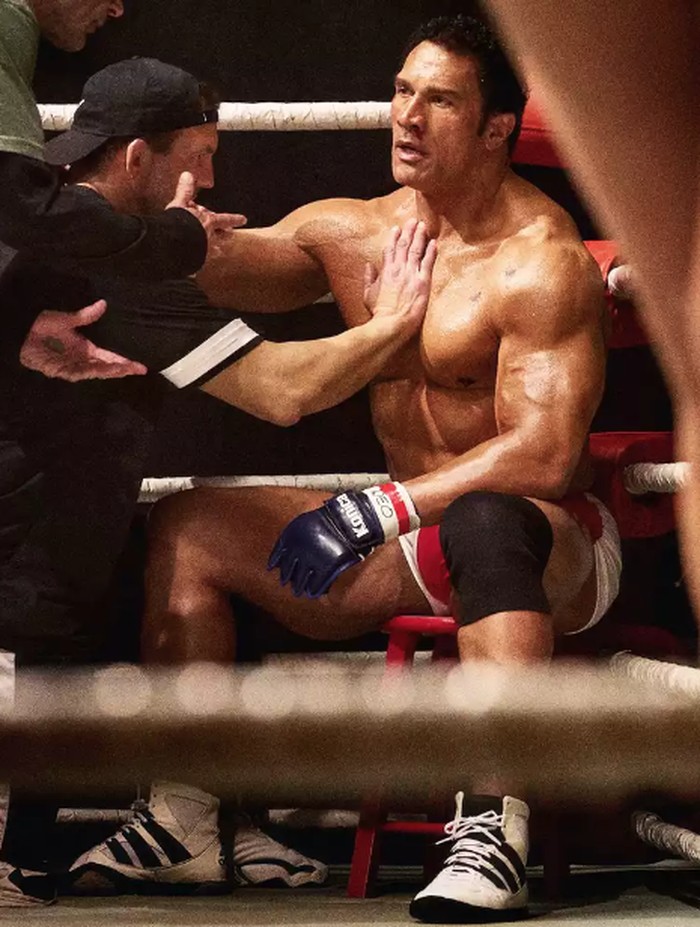 The Smashing Machine Cuplikan adegan Dwayne Johnson di The Smashing Machine.