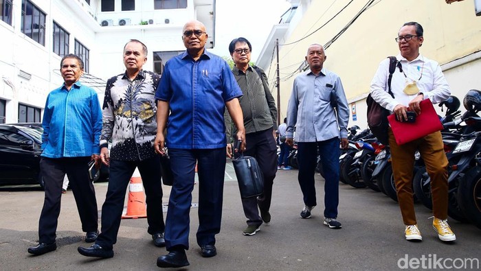 Tim Hukum Hasto Mengadu ke Komnas HAM terkait Penyitaan Ponsel Tim hukum Sekjen PDIP, Hasto Kristiyanto, mendatangi Komnas HAM. Mereka melaporkan terkait penyitaan ponsel oleh penyidik KPK.