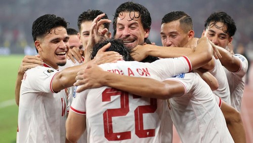 JAKARTA, INDONESIA - JUNE 11: Rizky Ridho of Indonesia celebrates after scoring the teams second goal with teammate during the FIFA World Cup Asian second qualifier Group F match between Indonesia and Philippines at Gelora Bung Karno Stadium on June 11, 2024 in Jakarta, Indonesia. (Photo by Robertus Pudyanto/Getty Images)