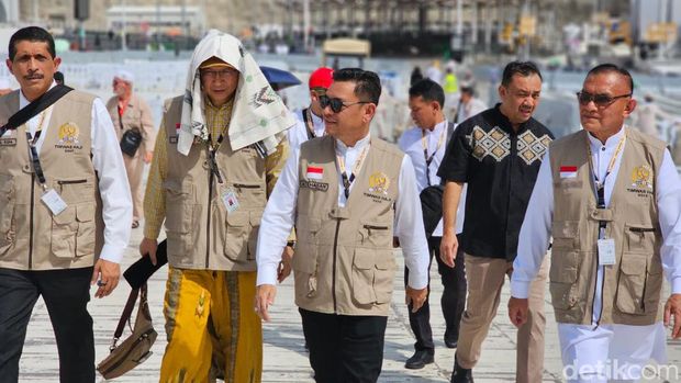 Timwas Haji DPR berjalan kaki dari hotel tempat penginapan ke Terminal Bus Shaeeb Amer (Foto: Amel/detikcom)