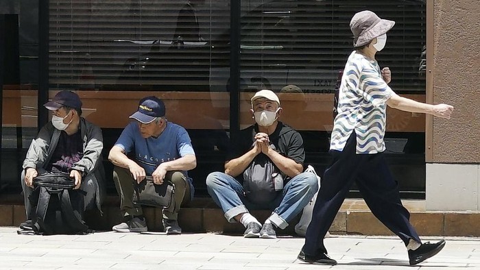 Tokyo Dilanda Gelombang Panas, Suhu Mencapai 30 Derajat Celcius Warga Tokyo menhadapi gelombang panas. Suhu meningkat hingga 30 derajat Celcius.