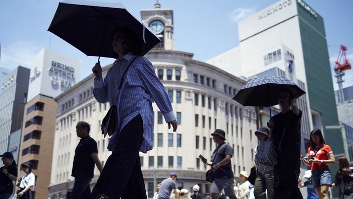 Warga Tokyo menhadapi gelombang panas. Suhu meningkat hingga 30 derajat Celcius.