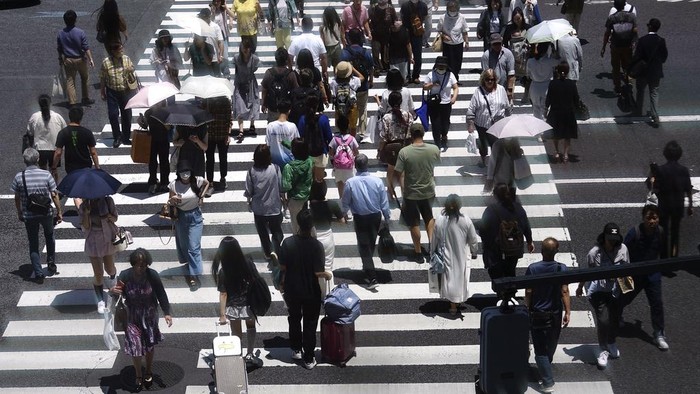Tokyo Dilanda Gelombang Panas, Suhu Mencapai 30 Derajat Celcius Warga Tokyo menhadapi gelombang panas. Suhu meningkat hingga 30 derajat Celcius.