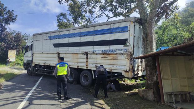 Truk mundur tak kuat nanjak di Sarangan Magetan