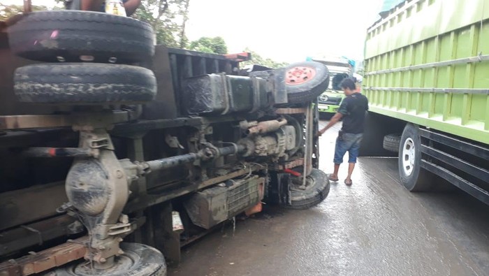 Truk terbalik di poros Maros-Bone, Sulsel.
