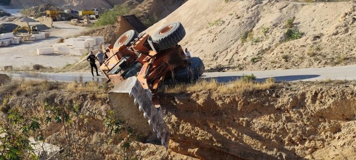 Turis curi ekskavator di tambang saat mabuk