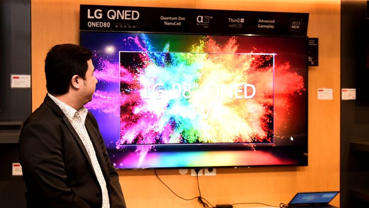 LG terus memperbarui jajaran TV QNED di Indonesia dengan menghadirkan produknya yang inovatif. Tak hanya prosesor yang lebih kencang, tapi dukungan sistem operasinya juga lebih panjang.