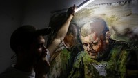Baru-baru ini ia kembali melanjutkan karya lukis berupa potret mantan panglima tertinggi Ukraina Valerity Zaluzhnyi yang belum selesai.