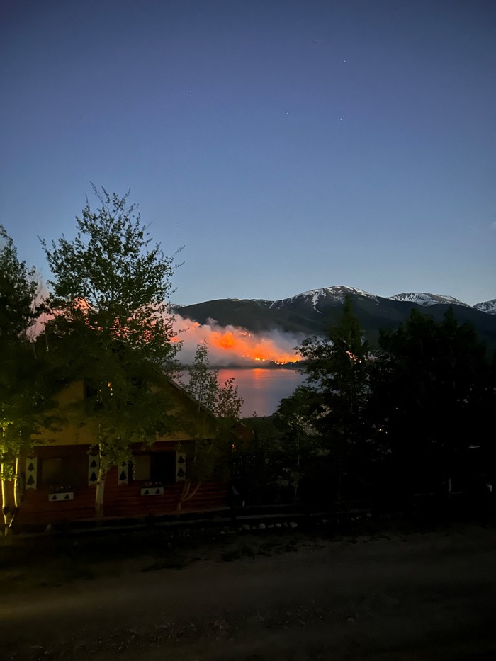 USA-WILDFIRES/COLORADO A wildfire burns on the south side of Twin Lakes in Colorado, U.S. June 11, 2024 in this picture obtained from social media. Kelly Schuknecht/via REUTERS THIS IMAGE HAS BEEN SUPPLIED BY A THIRD PARTY. MANDATORY CREDIT. NO RESALES. NO ARCHIVES.