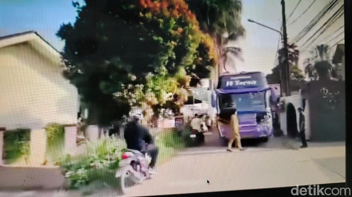 Video menunjukkan seorang guru di Depok, Jawa Barat (Jabar), yang menghadang bus viral di media sosial (medsos). (repro/dok Ist)