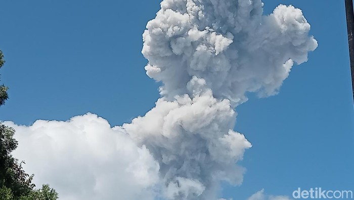 Masyarakat NTT Diimbau Gunakan Masker karena Gunung Lewotobi Laki-laki Berstatus Siaga