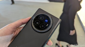 Di bagian belakangnya terdapat tiga kamera yang terdiri dari kamera utama 50 MP, kamera ultrawide 50 MP, dan kamera telephoto periskop 64 MP yang mendukung optical zoom hingga 3x. Foto: Virgina Maulita Putri/detikINET