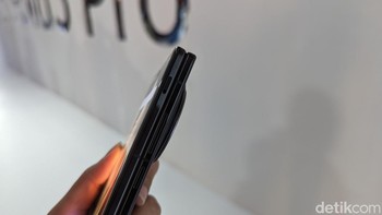 Tampak samping Vivo X Fold3 Pro dalam keadaan dilipat.Foto: Virgina Maulita Putri/detikINET