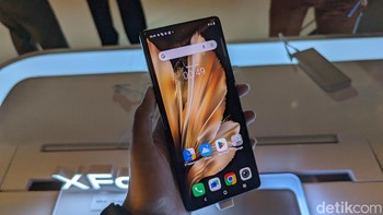 Ponsel ini memiliki cover screen LTPO AMOLED berukuran 6,53 inch dengan refresh rate 120Hz. Cover screen ini juga dilengkapi sensor sidik jari di dalamnya. Foto: Virgina Maulita Putri/detikINET