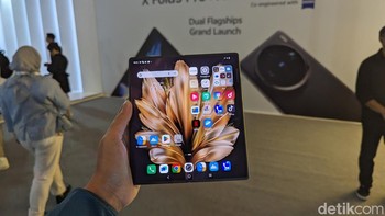 Ketika dibuka, Vivo X Fold3 Pro memperlihatkan layar utamanya yang berukuran 8,03 inch. Layar ini menggunakan panel LTPO AMOLED dengan resolusi 2K, refresh rate 120Hz, dan tingkat kecerahan hingga 4.500 nits. Foto: Virgina Maulita Putri/detikINET