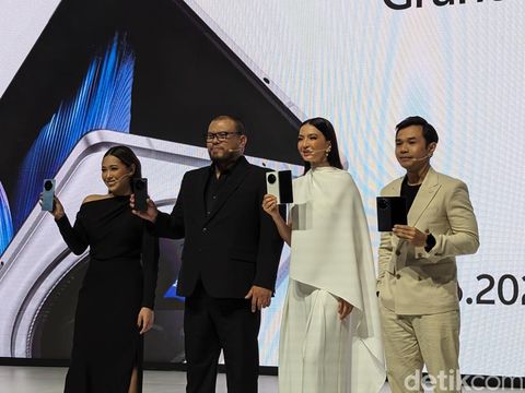 Product Manager Vivo Indonesia Hadie Mandala dan aktris Raline Shah memegang Vivo X Fold3 Pro