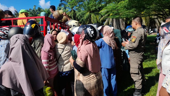Warga di Mamuju saat antre membeli gas elpiji 3 kilogram. Dokumen Istimewa