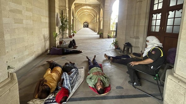 Warga India Rebahan di Koridor Kampus Saat Cuaca Panas Ekstrem