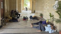 Cuaca panas ekstrem melanda sejumlah wilayah di India. Imbasnya, puluhan orang tewas akibat heatstroke.  