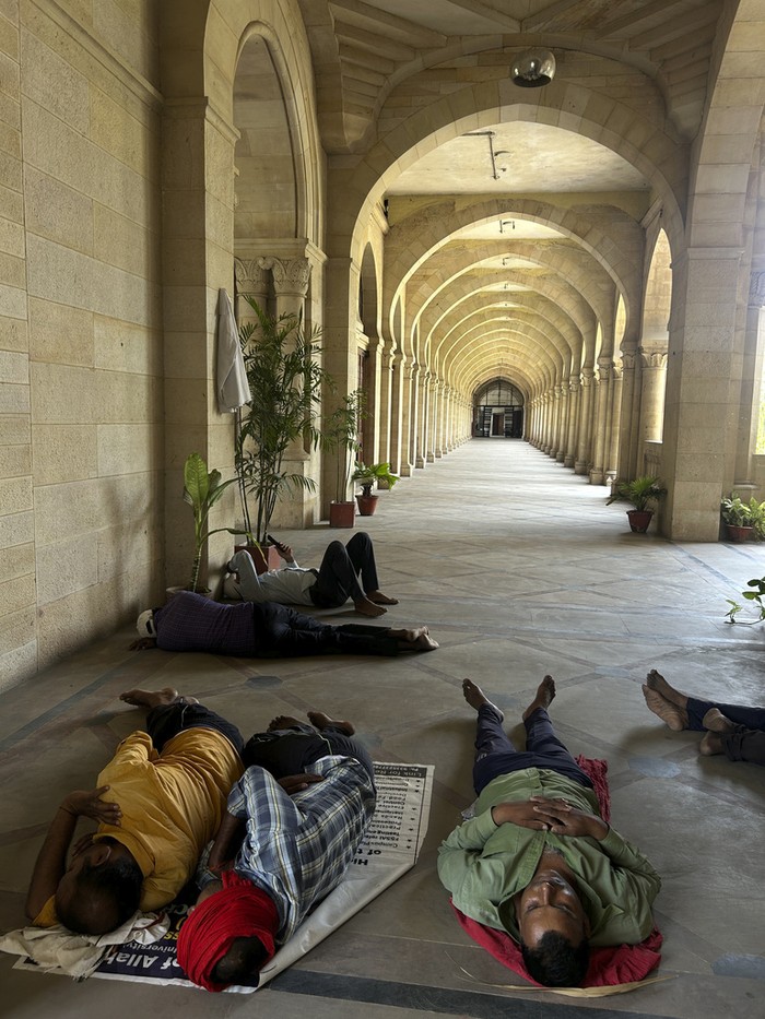 Warga India Rebahan di Koridor Kampus Saat Cuaca Panas Ekstrem Indian workers rest in the shade of a corridor of the Vijayanagram Hall, now part of the Science Faculty, at Allahabad University on a hot summer afternoon, in Prayagraj, in the northern state of Uttar Pradesh, India, Tuesday, June 11, 2024. (AP Photo/Rajesh Kumar Singh)