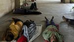 Warga India Rebahan di Koridor Kampus Saat Cuaca Panas Ekstrem