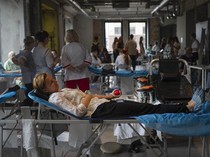 Warga Ukraina Kompak Donorkan Darahnya untuk Tentara Perang