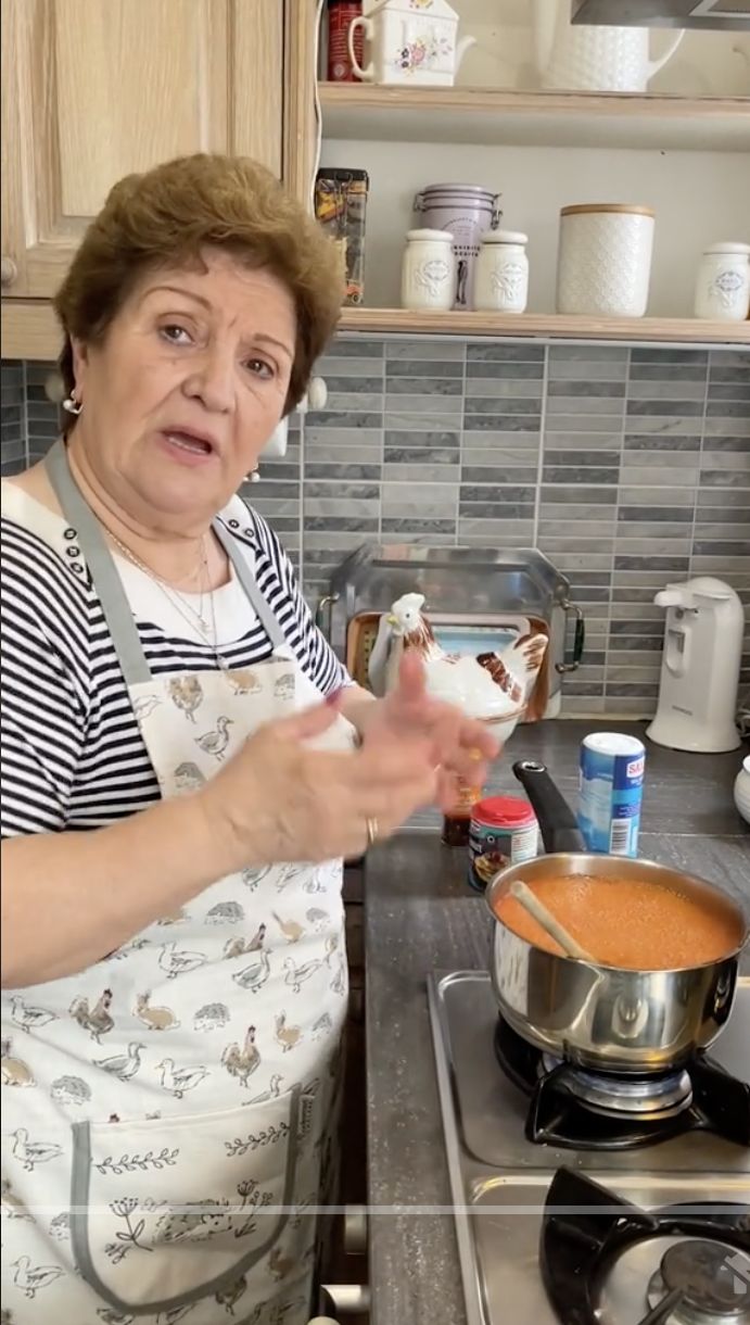 Wow! Nenek Italia Bikin Saus Pasta 'Next Level' Pakai Bahan Ini