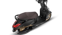 Sementara bagian tengah ke belakangnya mirip perpaduan Yamaha Fino dan Grand Filano. Desainnya dibuat agak mengerucut di ekor seperti pola teardrop, kemudian knalpotnya lurus dan sepasang sein belakangnya dirancang bertungkai. Foto: Doc. Yamaha India.