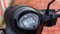 Fascino S juga sudah disematkan sejumlah fitur kekinian, mulai dari panel instrumen digital, soket pengisian daya ponsel, sistem nirkunci pintar, smart motor generator (SMG) dan pencahayaan full LED. Kendaraan tersebut mendapat satu tambahan fitur yang belum ada di versi regular, yakni Yamaha Scooter Answer Back (YSAB) yang memudahkan pengendara saat mencari kendaraannya. Foto: Doc. Yamaha India.